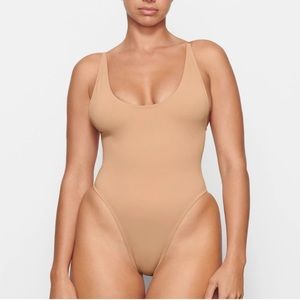 NWT Skims Swim Scoop Neck One Piece
Swimsuit desert 4X